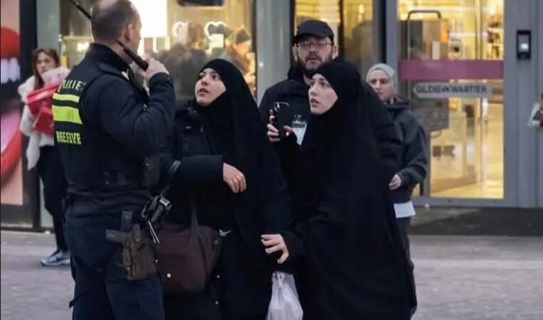 هذه آخر مستجدات حادث اعتداء شرطي على سيدتين محجبتين . هولندا على صفيح ساخن .