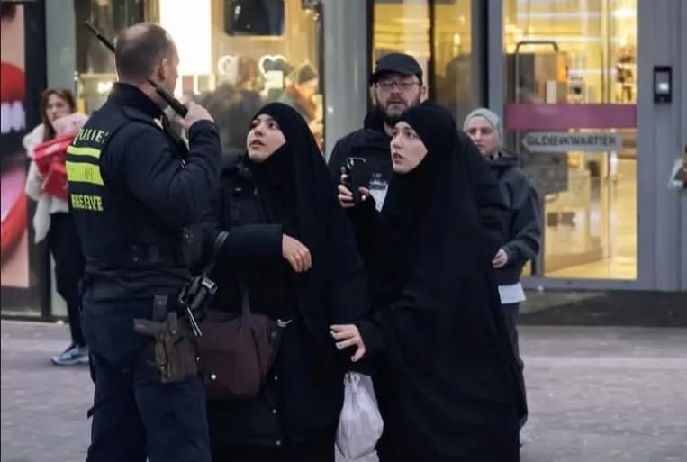 هذه آخر مستجدات حادث اعتداء شرطي على سيدتين محجبتين . هولندا على صفيح ساخن .