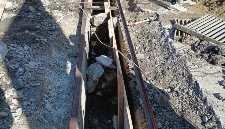 بلدية طرابلس باشرت بتأهيل المصبعات الحديدية لتصريف مياه الأمطار القبة