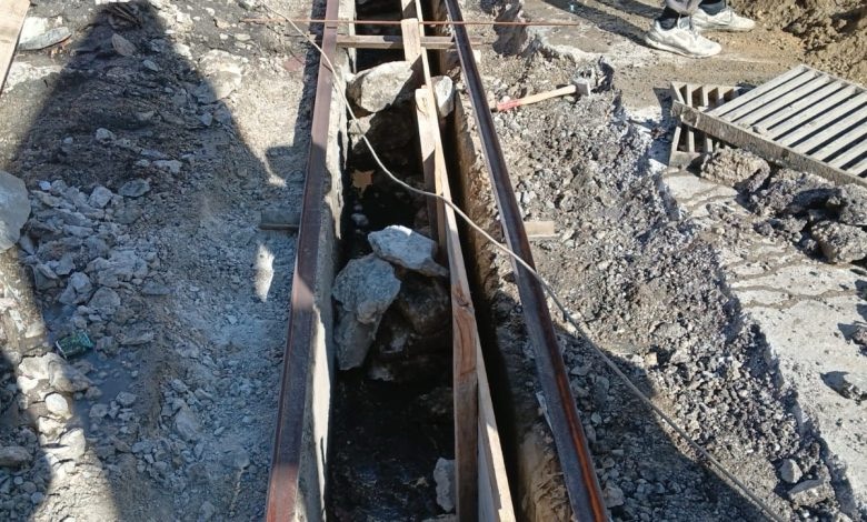 بلدية طرابلس باشرت بتأهيل المصبعات الحديدية لتصريف مياه الأمطار القبة