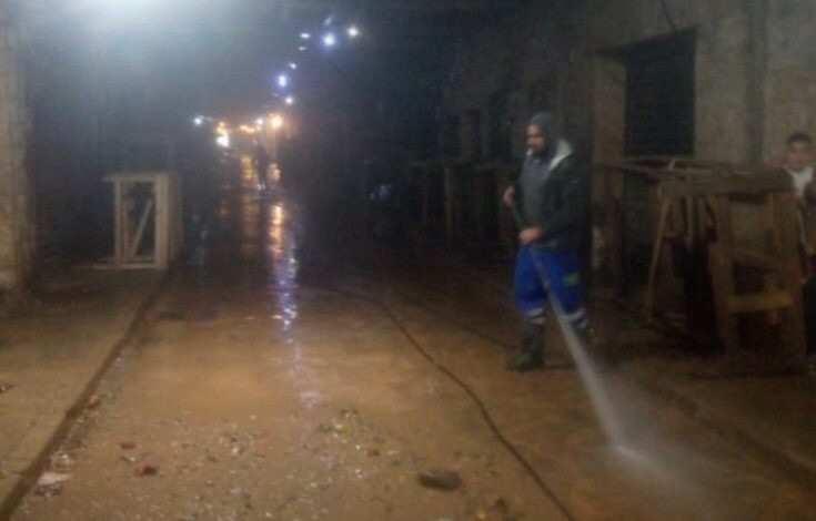 بلدية طرابلس تواصل حملة النظافة والشطف الليلية في الأسواق الداخلية بالمدينة القديمة وباب التبانة