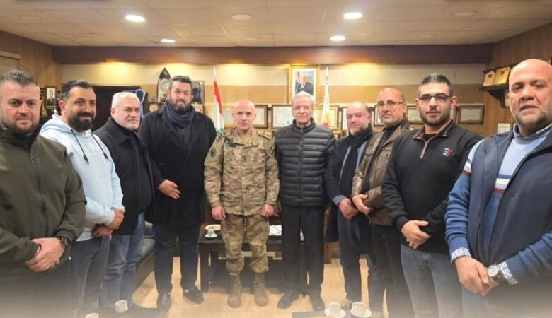 رئيس ومجلس بلدية ديرعمار في معسكر عرمان لتهنئة قائد اللواء الثاني