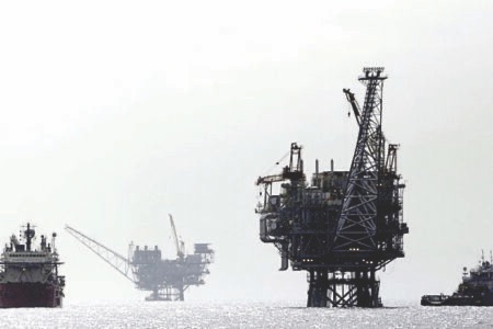 “أوبك بلس” تثبت إنتاج النفط رغم توترات السوق