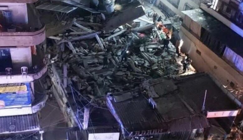 استمرار جهود الإنقاذ لانتشال عائلة عالقة تحت أنقاض مبنى منهار في طرابلس&nbsp;