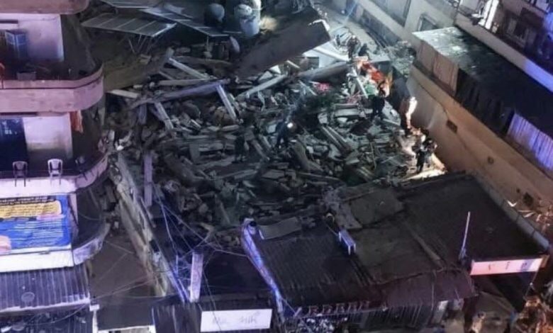 استمرار جهود الإنقاذ لانتشال عائلة عالقة تحت أنقاض مبنى منهار في طرابلس&nbsp;
