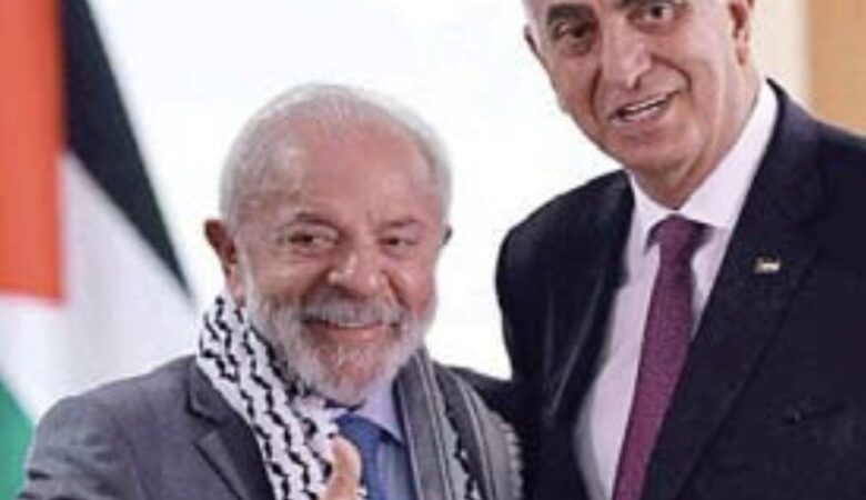 دا سيلفا يرتدي الكوفية الفلسطينية خلال مراسم ديبلوماسية