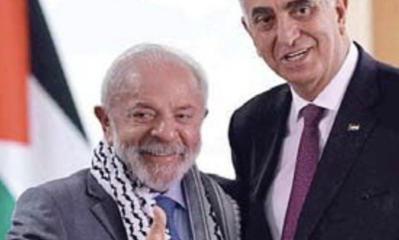 دا سيلفا يرتدي الكوفية الفلسطينية خلال مراسم ديبلوماسية