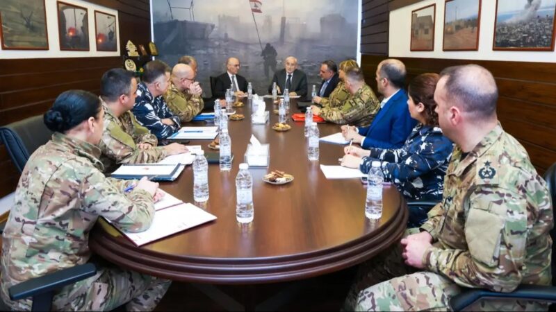 اجتماع في اليرزة بحث في سبل تحسين رواتب العسكريين ووزيرا الدفاع والداخلية أكدا ضرورة الوصول إلى حلول واقعية