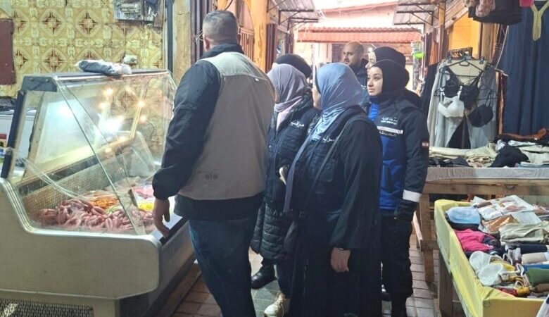 بلدية طرابلس ووزارة الاقتصاد نفذا دوريات مشتركة للتأكد من شروط النظافة والسلامة العامة والكشف على الأسعار وسلامة اللحوم ومدى الالتزام بالمعايير الصحية والقانونية