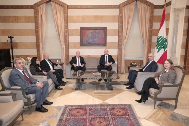 قميص الاتحاد الدولي لكرة القدم من انفانتينو إلى الوزير الحجار