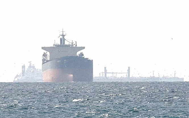 واشنطن تخشى من مرافقة البحرية الأميركية لناقلات النفط عبر مضيق هرمز