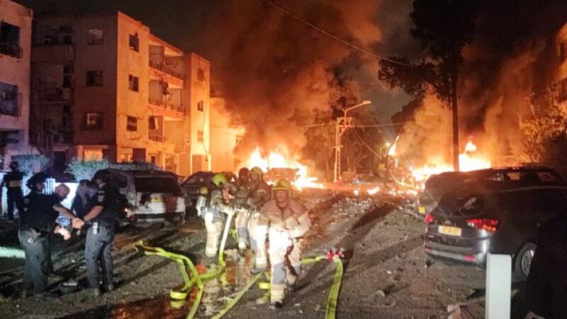 إيران: إطلاق صواريخ ومسيّرات نحو إسرائيل بالتنسيق مع حزب الله وحرائق في تل أبيب