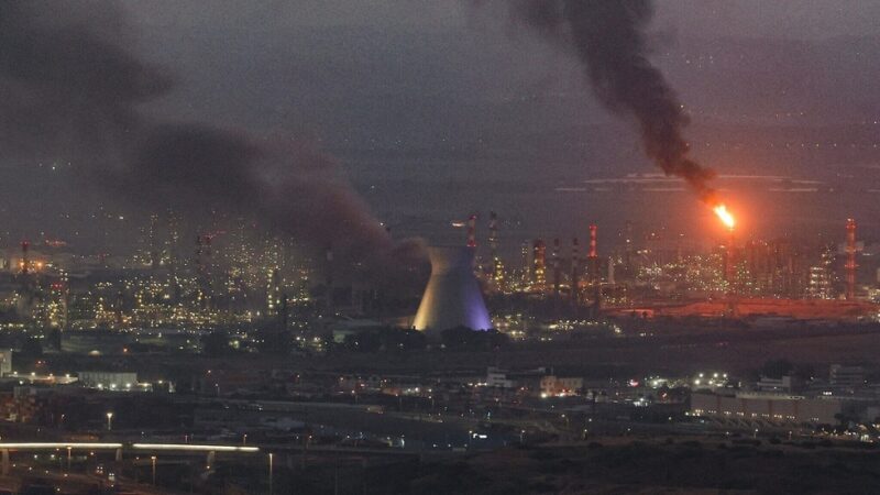 إيران تطلق صواريخ “ثقيلة ودقيقة” وبنك أهداف يفوق قدرات واشنطن