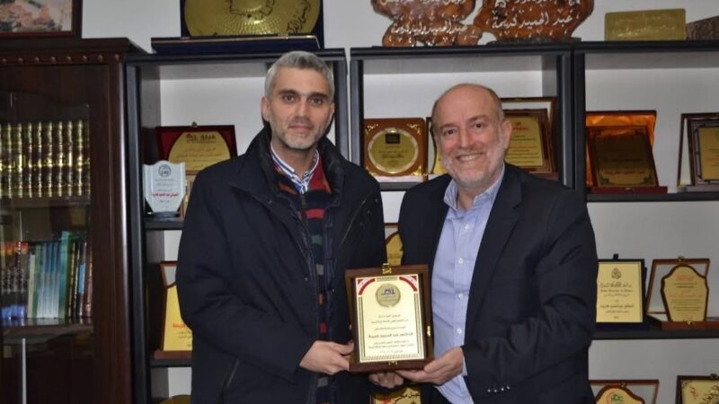 التجمع المهني للإصلاح والتنمية قدم درعا لرئيس بلدية طرابلس تقديرا لجهوده في رعاية مصالح المدينة