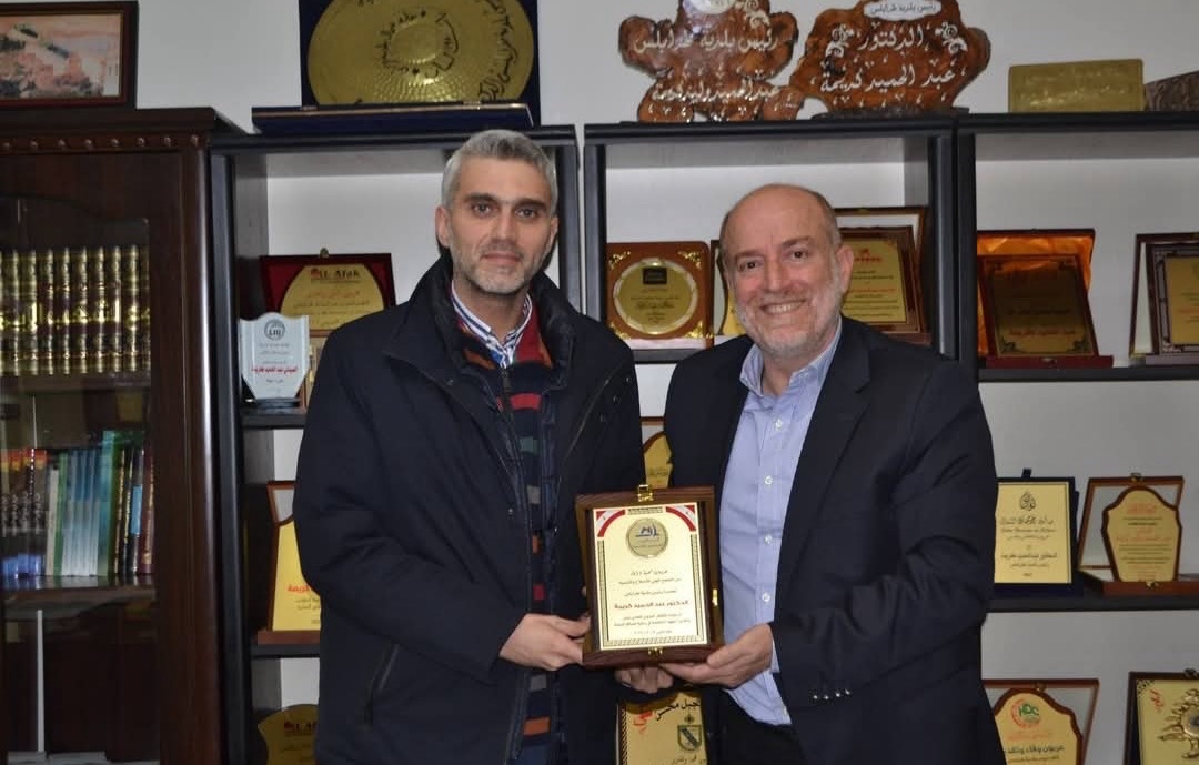 التجمع المهني للإصلاح والتنمية قدم درعا لرئيس بلدية طرابلس تقديرا لجهوده في رعاية مصالح المدينة