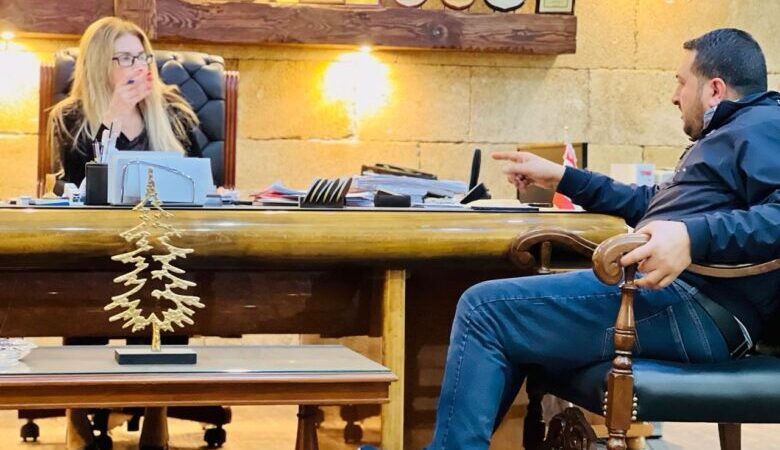 محافظ الشمال بالوكالة ناقشت مع رئيس بلدية وادي النحلة مشكلة مكب النفايات في الفوار منطقة الكسارات