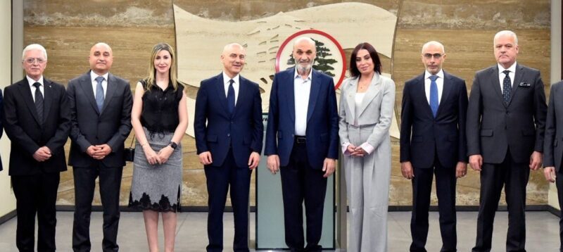 جعجع التقى وفداً من “حركة التغيير”.. آغا: مواقف الرئيس عون خارطة طريق لتحرير الجمهورية من الميليشيا
