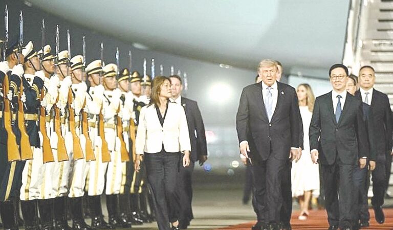 مدجّجاً برؤساء كبرى الشركات.. ترامب في بكين لفتح أبواب السوق الصينية مجدداً