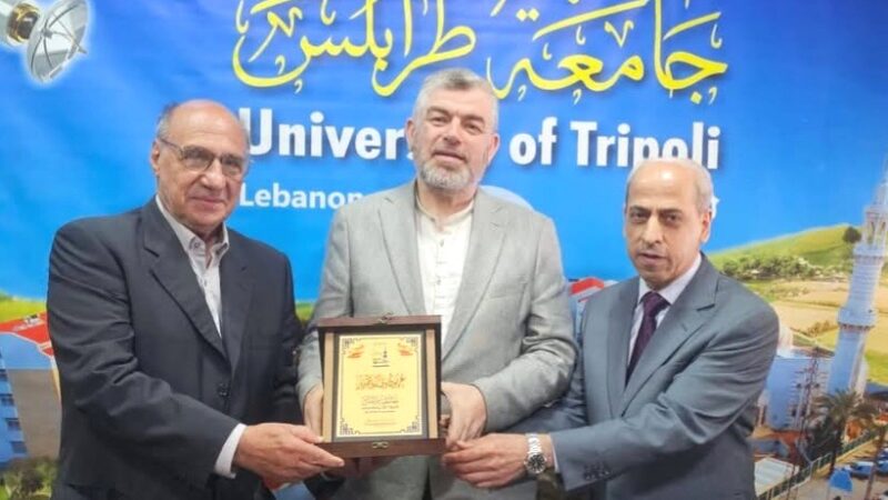 اللقاء السادس لبرنامج تطوير القيادات البلدية بعنوان “قانون الشراء العام والرقابة المالية على البلديات” في جامعة طرابلس تخلله تقديم درع للدكتور سليم مسعد