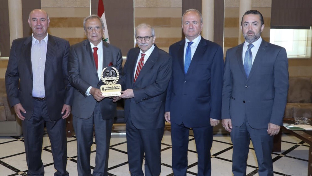 حبيب يسلّم رئيس الحكومة “اليوبيل الذهبي” لمصرف الإسكانويطلب دعمه لإلغاء رسم التسجيل العقاري حتى سقف الـ100 ألف دولار&nbsp;