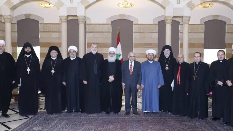 سلام يستقبل شيخ العقل ويشيد بنتائج القمة الروحية