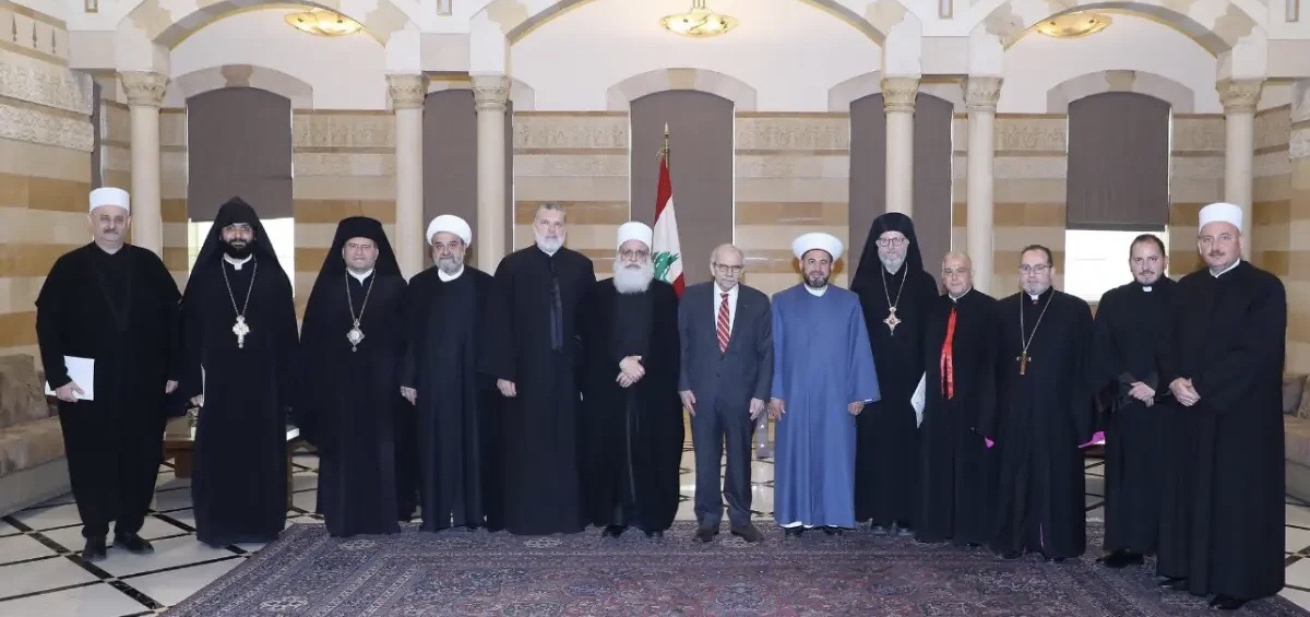 سلام يستقبل شيخ العقل ويشيد بنتائج القمة الروحية