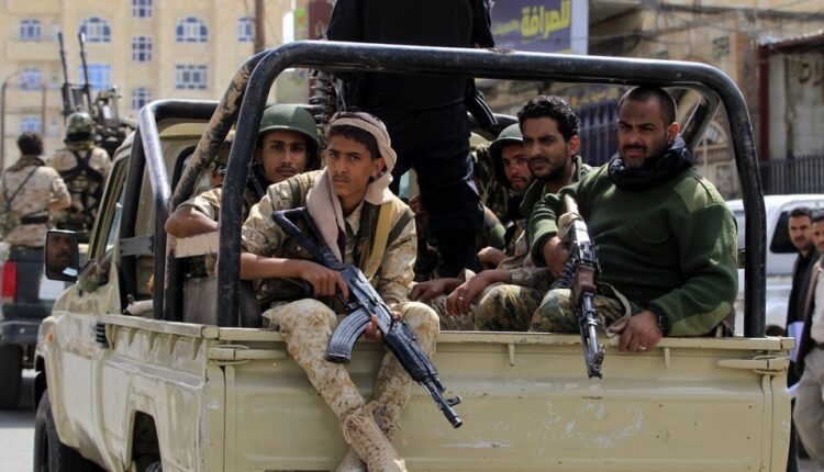 الحوثيون هاجموا السعودية من العراق ونفوا صلتهم بقصف السفن في دمياط