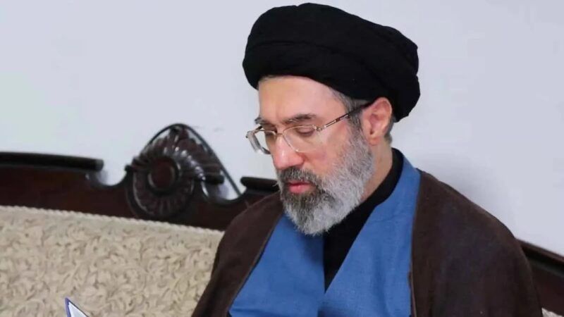 المرشد الأعلى الإيراني يؤكد أنّ “الثأر” لدماء والده “حاصل لا محالة”