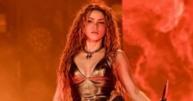 شاكيرا تفاجئ جمهورها بلمّ شمل تاريخي على المسرح