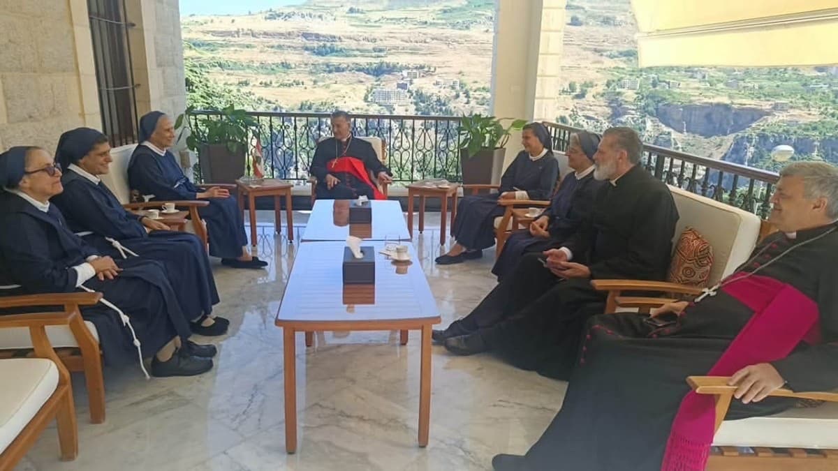 الراعي استقبل مجلس مدبّرات راهبات الصليب الجديد مشيدا برسالتهن في خدمة الإنسان المتألّم