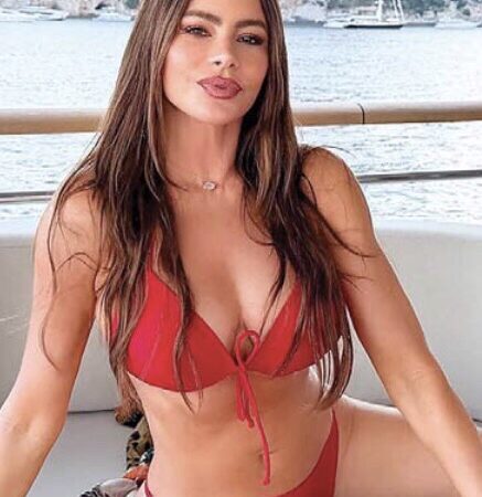 صوفيا فيرغانا تحتفل بعيد ميلادها بالبيكيني
