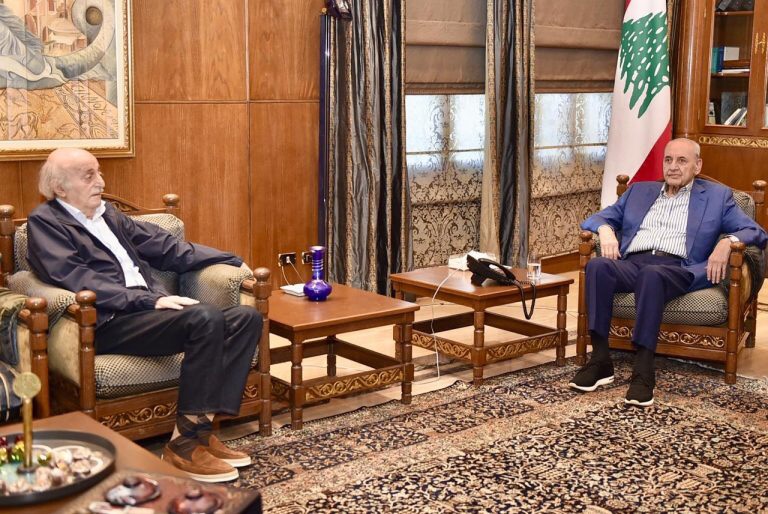 جنبلاط يهدي بري مذكراته.. وبحث في المستجدات السياسية والميدانية&nbsp;