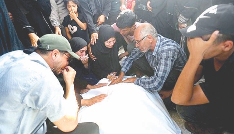 استشهاد 9 فلسطينيين في غارة على مركز للشرطة