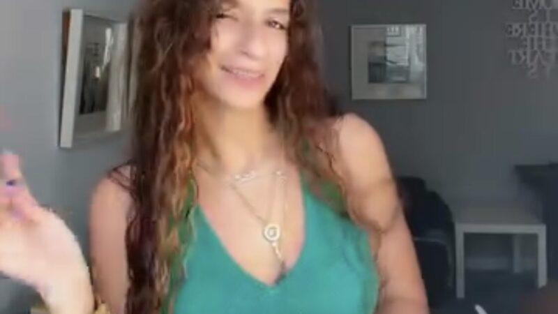 أوضحت الفنانة المصرية أميرة أديب الأسباب التي دفعتها لشراء الملابس المستعملة،