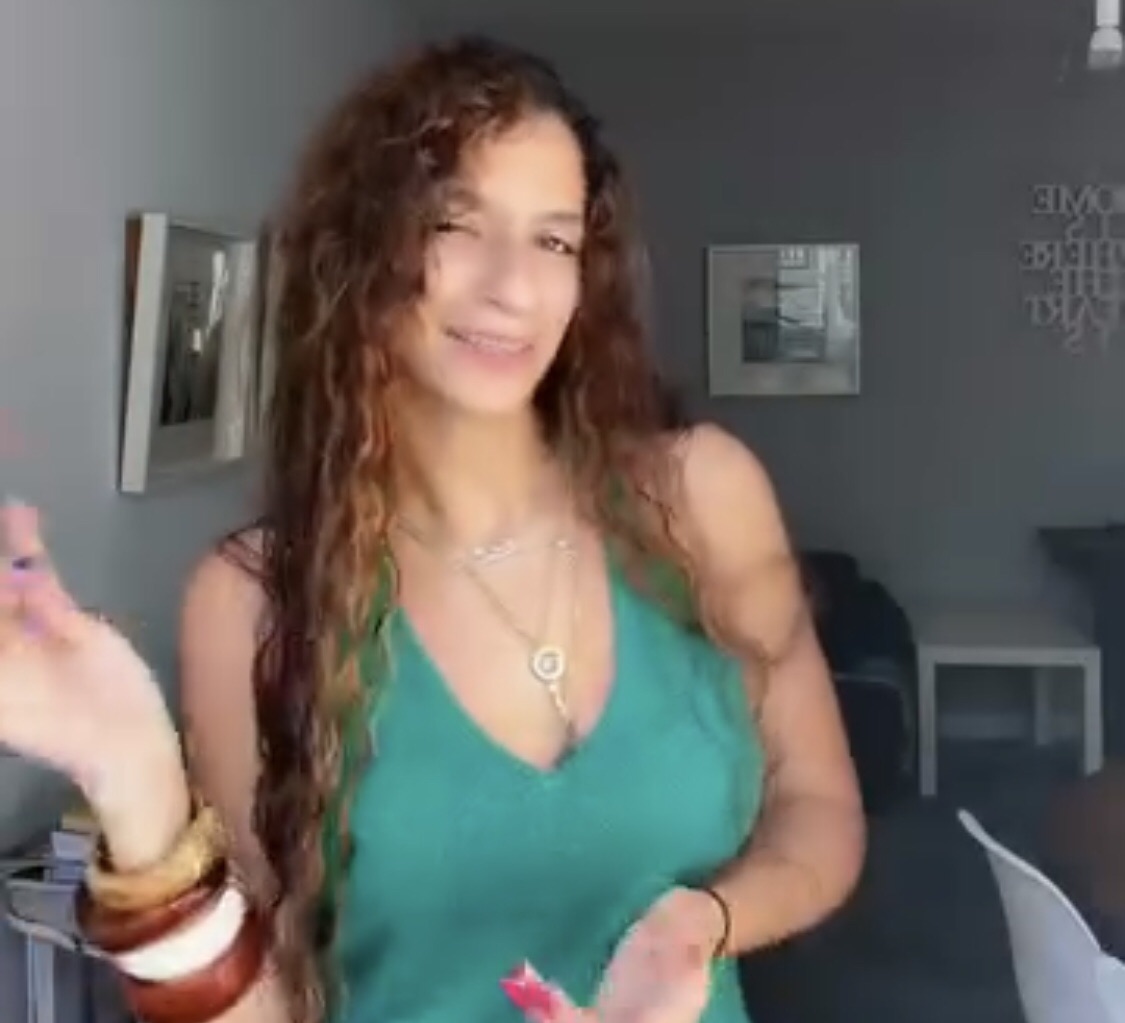 أوضحت الفنانة المصرية أميرة أديب الأسباب التي دفعتها لشراء الملابس المستعملة،