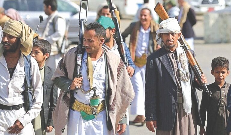 سقوط المخا وجزر حنيش والقوات الحكومية ترتب صفوفها والعليمي يتهم إيران بتهديد «باب المندب» عبر الحوثيين
