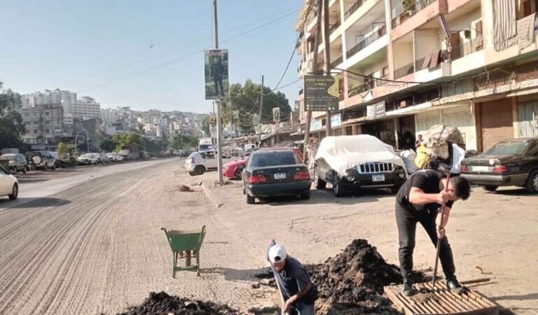 بلدية طرابلس تواصل تنظيف فتحات مجاري مياه الشتاء استعدادا لفصل الشتاء