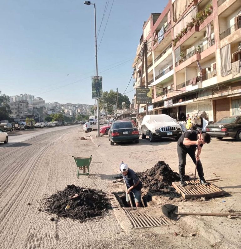 بلدية طرابلس تواصل تنظيف فتحات مجاري مياه الشتاء استعدادا لفصل الشتاء