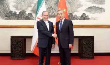 الصين تحث طهران وواشنطن على التهدئة وتعلن استعدادها للدفاع عن مصالح إيران