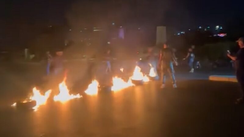 عدد من العسكريين المتقاعدين يقطعون ساحة رياض الصلح بالاطارات المشتعلة احتجاجا على الموازنة