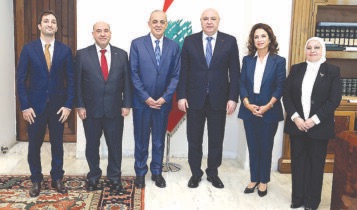 عون عرض مع منسّى الأوضاع الأمنية واستقبل وزير السياحة الأردني